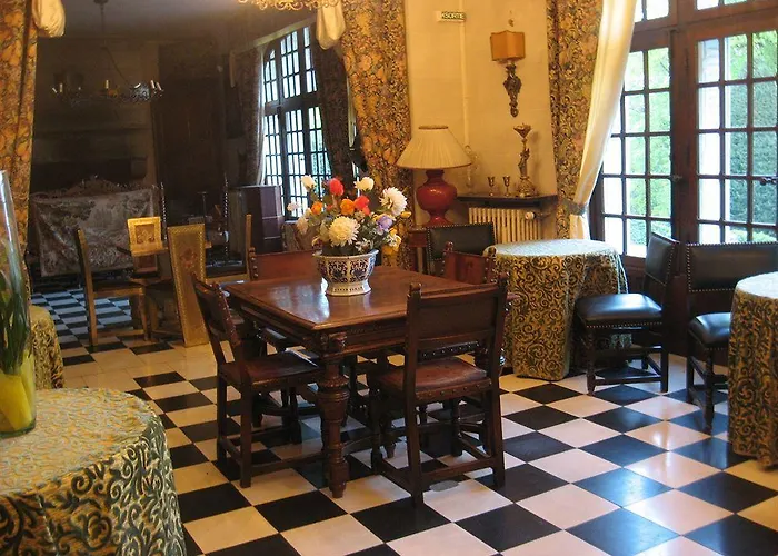 Chateau De Montbrun Saint-Michel-Chef-Chef